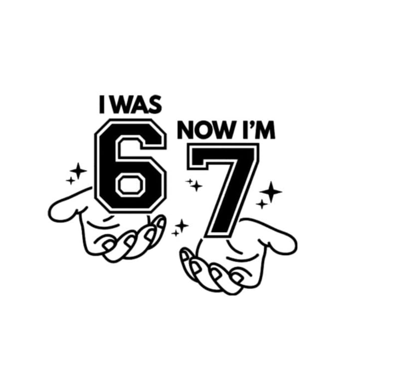 Pode incluir: Gr&aacute;fico a preto e branco com o texto "I WAS 6, NOW I'M 67". Os n&uacute;meros est&atilde;o em negrito, estilo universit&aacute;rio, sustentados por m&atilde;os estilizadas. Pequenas explos&otilde;es de estrelas acentuam o design, criando um tema de celebra&ccedil;&atilde;o.