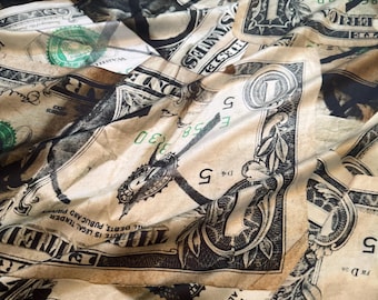 Tejido de viscosa de seda con estampado de billetes: un material de diseño italiano de lujo