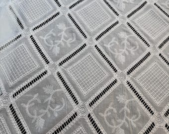 Puur geborduurde witte katoenen batist, luxe Italiaanse designerstoffen.