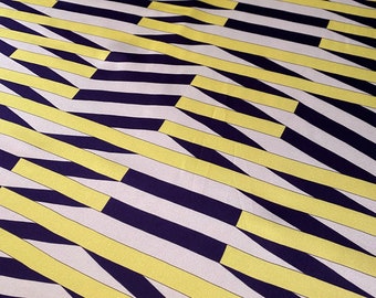 Citrongult sidensatintyg: Italienskt draperat material, blå linjedetalj