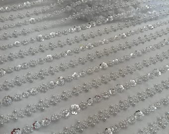 Tul blanco de alta costura con lentejuelas plateadas y perlas, tejidos italianos de lujo.