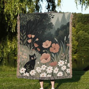 Couverture tissée, chat noir dans un pré de fleurs, illustration fantaisiste, art botanique, jeté douillet, idée cadeau, couverture nature