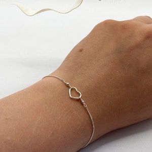Sterling silver heart bracelet, Minimalist heart link bracelet, Dainty open heart charm, Simple jewellery, Perfect Christmas gift for her