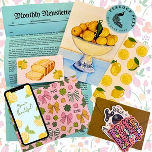 Puede incluir: Una colección de artículos de papelería sobre un fondo floral. Incluye un boletín informativo, pegatinas, un teléfono que muestra "You're beautiful!" y tarjetas con diseños de limones y lazos. También se presenta un cuenco de limones.