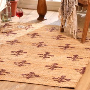 Tapete de juta tecido à mão com estampa floral na cor vinho, estilo boho geométrico.