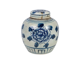 Beautiful Blue and White Peony Motif Porcelain Ginger Jar 6"