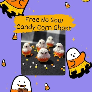 Puede incluir: Cinco adornos de fantasmas de crochet blanco con cuerpos de maíz dulce naranja y amarillo. Los fantasmas están sentados sobre una superficie a cuadros en blanco y negro con chispas blancas y amarillas.