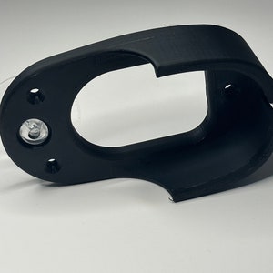 Puede incluir: Soporte de ventosa de pl&aacute;stico negro con una abertura circular. El soporte tiene una ventosa en la parte posterior y un peque&ntilde;o agujero en el lateral.