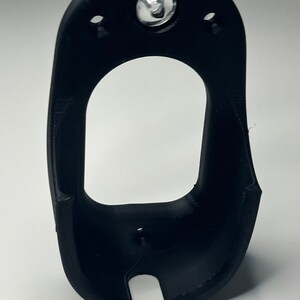 Puede incluir: Un soporte de tel&eacute;fono de pl&aacute;stico negro con una ventosa en la parte posterior. El soporte tiene un recorte para un tel&eacute;fono y un peque&ntilde;o agujero para un cable de carga.