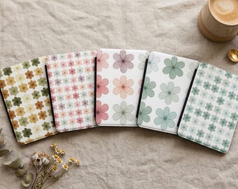 Funda para Kindle con estampado floral y suave diseño de tréboles en acuarela.