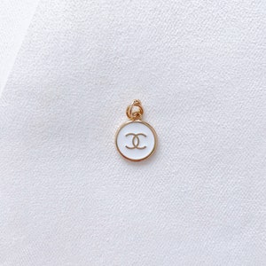 RARE - Vintage Designer White Pendant 17.5mm