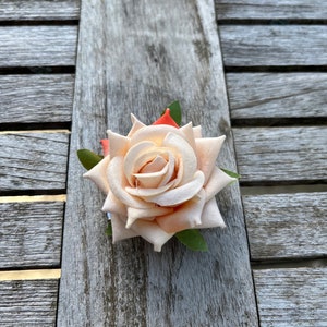 Rose zum Anstecken in verschiedenen Farben Beige