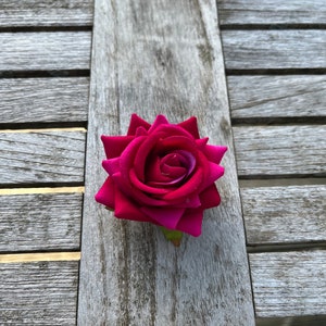 Rose zum Anstecken in verschiedenen Farben Pink