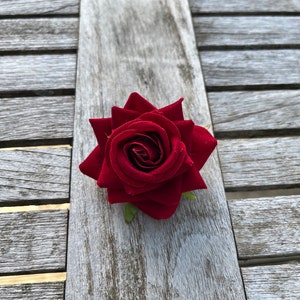 Rose zum Anstecken in verschiedenen Farben Rot