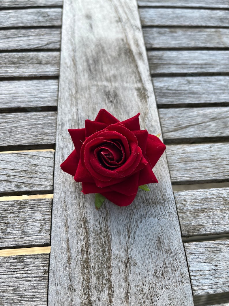 Rose zum Anstecken in verschiedenen Farben Rot