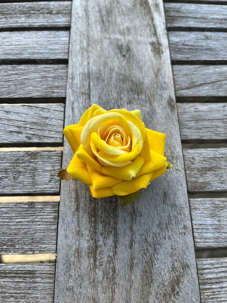 Rose zum Anstecken in verschiedenen Farben Gelb