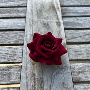 Rose zum Anstecken in verschiedenen Farben Dunkelrot