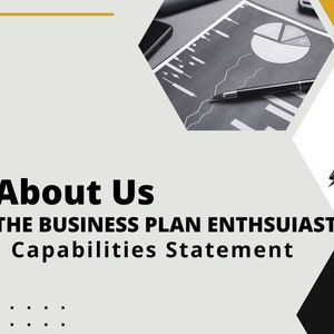 Peut inclure: Un graphique en noir et blanc d'une main tenant une plume. Le texte "About Us" est en grande police, en gras. Sous le texte se trouve "THE BUSINESS PLAN ENTHUSIAST" et "Capabilities Statement".