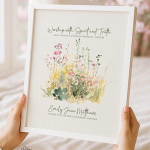 Può includere: Un ricordo di battesimo incorniciato bianco con il testo "EDITABLE BAPTISM KEEPSAKE" e "Easy-to-Use Canva Template". L'opera d'arte presenta fiori ad acquerello e il testo "Worship with Spirit and Truth". Sono inclusi anche il nome "Emily Jane Matthews" e la data del battesimo.