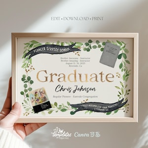 Puede incluir: Un certificado de graduación enmarcado con la palabra "Graduate" en letras doradas. El certificado incluye el nombre "Chris Johnson", detalles sobre la Pioneer Service School y follaje verde decorativo. El texto "EDIT • DOWNLOAD • PRINT" está en la parte superior.