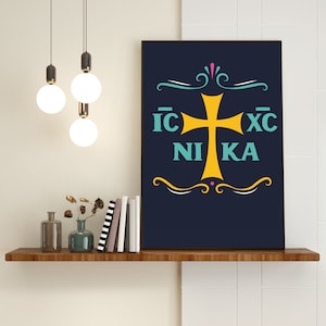 以下が含まれることがあります： 紺色のキャンバスプリントに、黄色の十字架と「IC XC NIKA」という文字がターコイズとイエローで書かれています。十字架は、ターコイズとピンクの装飾的な渦巻きで囲まれています。