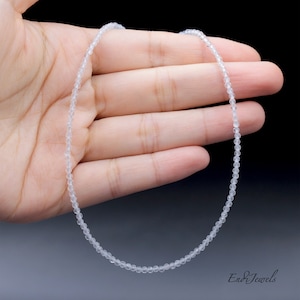 Op de afbeelding: Een delicate ketting gemaakt van heldere facetgeslepen kralen. De ketting is ongeveer 45 cm lang en is geregen op een zilveren ketting.