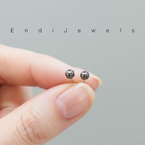 Piccoli orecchini a bottone con perle d'acqua dolce nere da 3 mm, perle naturali vere, regalo per lei, orecchini in argento sterling 925, orecchini minimalisti