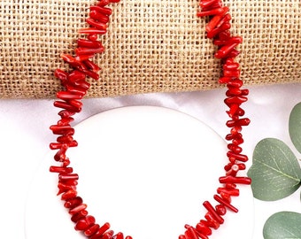Halskette mit roten Korallensplittern, natürlicher Korallenhalsband für Frauen, unregelmäßige rote Korallenperlen, Muttertagsgeschenk, handgefertigter Schmuck, Edelsteinhalskette