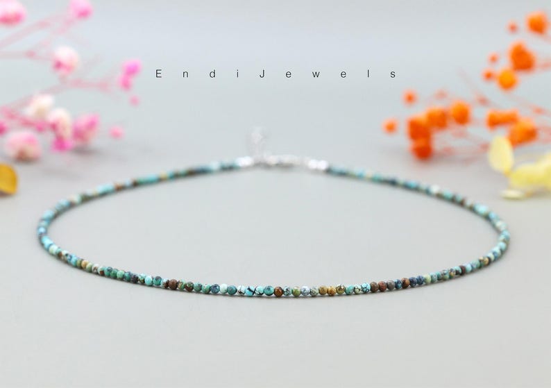 Op de afbeelding: Een delicate turquoise edelsteen ketting met een zilveren sluiting. De ketting is gemaakt van kleine, ronde kralen en is perfect voor dagelijks gebruik.