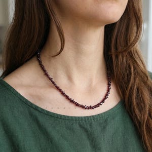 Natürliche Granat 3 mm bis 5 mm Chips Perlen Halskette, Dehnbar Armband, Echte Lila Edelsteine Tägliche Wasserdichte Halskette, Geschenk für Sie Bild 1