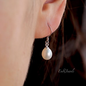 Schlichte Süßwasserperle Ohrhänger, natürliche weiße Teardrop Perlen, zierliche tägliche Ohrringe, Minimalist, 925 Sterling Silber, Geschenk für Sie