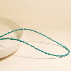 Puede incluir: Un collar de cuentas turquesa con peque&ntilde;as cuentas redondas. El collar es delicado y sencillo, y ser&iacute;a un gran accesorio para el d&iacute;a a d&iacute;a.