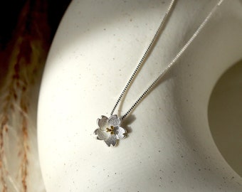 可憐な花のペンダントチョーカー、925スターリングシルバーの桜の花、チェリーフラワーペンダント、ミニマリスト、デイリーネックレス、彼女へのギフト