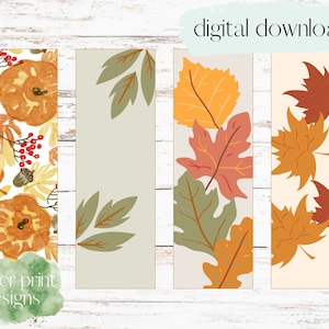 Op de afbeelding: Vier printbare bladwijzerontwerpen met herfstbladeren en pompoenen. De ontwerpen omvatten een witte achtergrond met oranje en gele bladeren, een lichtgroene achtergrond met groene bladeren, een lichtbeige achtergrond met oranje, gele en rode bladeren en een witte achtergrond met oranje en gele pompoenen en rode bessen.