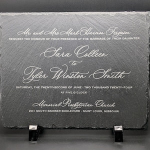 Selbst gravierte Hochzeitseinladung auf Schieferplatte