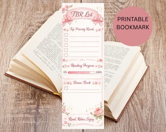 Puede incluir: Un marcapáginas imprimible con un diseño floral rosa y el texto "TBR List". El marcapáginas incluye secciones para "Top Priority Reads", una barra de progreso de lectura y una sección "Bonus Book". Las palabras "Read, Relax, Enjoy" están en la parte inferior.