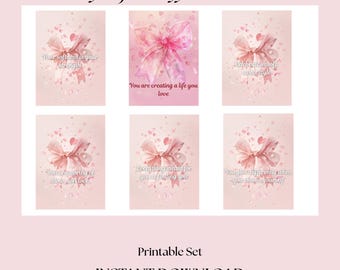 Puede incluir: Un conjunto imprimible de tarjetas de "Soft Girl Affirmations". Cada tarjeta presenta un lazo rosa y una afirmación positiva en una fuente suave. El conjunto incluye 30 tarjetas y está disponible para descarga instantánea.