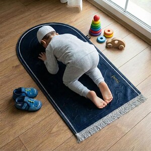 Marineblaue Kinder Gebetsmatte | Personalisierte Regenbogen Salah Matte | Gepolsterter Luxus Namaz Teppich für Kinder | Gesticktes islamisches Geschenk Bild 2