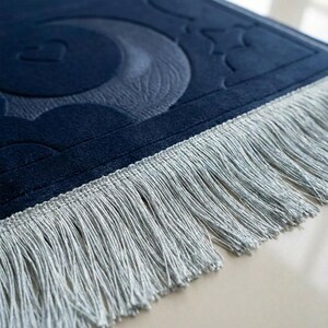 Marineblaue Kinder Gebetsmatte | Personalisierte Regenbogen Salah Matte | Gepolsterter Luxus Namaz Teppich für Kinder | Gesticktes islamisches Geschenk Bild 5