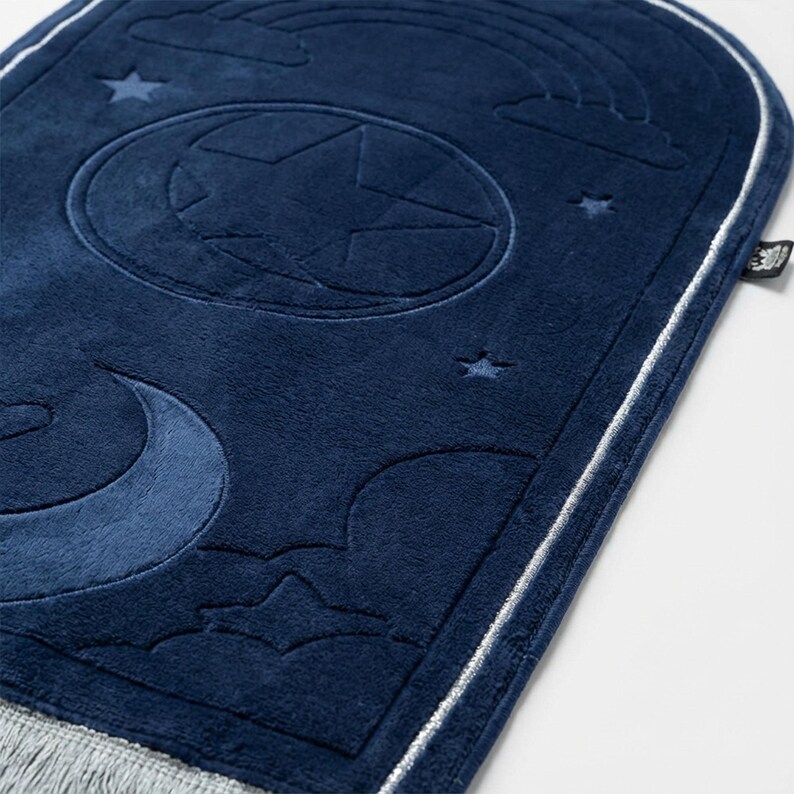 Marineblaue Kinder Gebetsmatte | Personalisierte Regenbogen Salah Matte | Gepolsterter Luxus Namaz Teppich für Kinder | Gesticktes islamisches Geschenk Bild 4