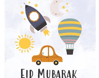Op de afbeelding: Een kleurrijke illustratie met een gele zon, een blauwe raket, een luchtballon met gele en blauwe strepen, een gele auto en een halve maan met sterren. De tekst "Eid Mubarak" staat in het zwart onderaan de afbeelding.