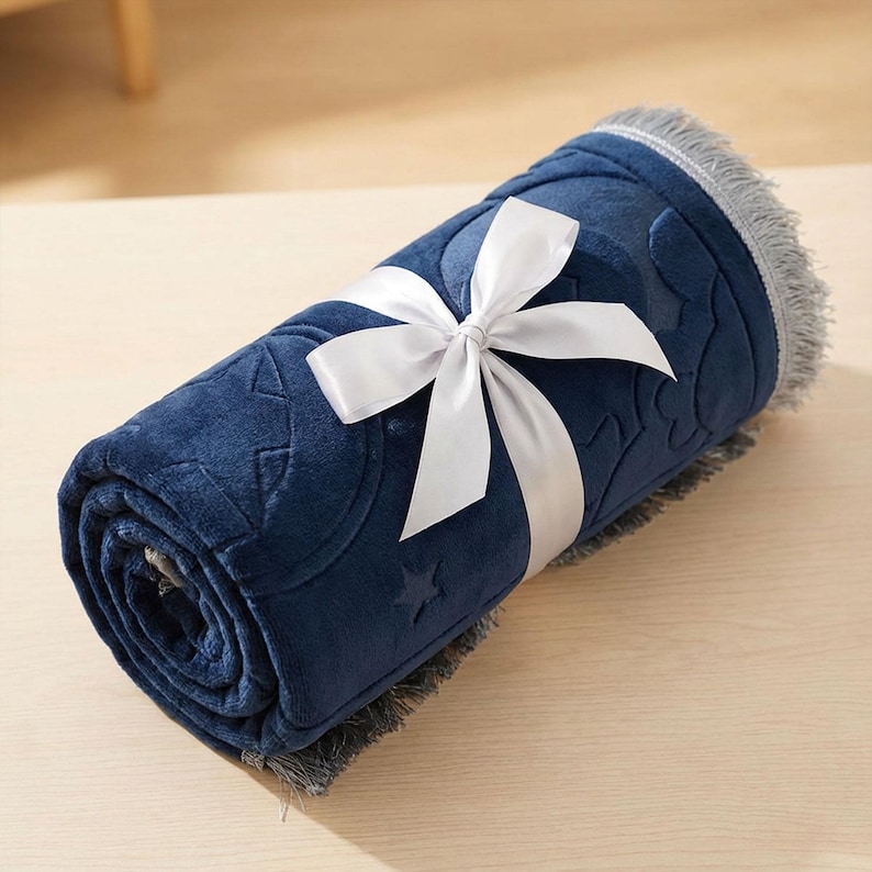 Marineblaue Kinder Gebetsmatte | Personalisierte Regenbogen Salah Matte | Gepolsterter Luxus Namaz Teppich für Kinder | Gesticktes islamisches Geschenk Bild 11