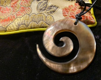 Pendentif de collier d'amulette de guérison de sortilège d'amour vaudou de protection de hoodoo talisman magique de cérémonie déesse pendentif de bijoux de coquille d'ormeau