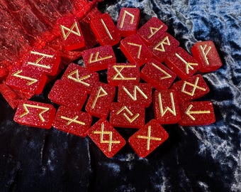 Ältere Futhark Runen Set Hexerei Nordische Wahrsagung witchy Geschenk Buch der Schatten Viking Norse