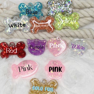 Médaille pour chien/chat personnalisée avec des paillettes ou du papier d'aluminium dans une couleur et une taille spécifiques. Ajoutez votre nom et votre numéro de téléphone sans frais supplémentaires.