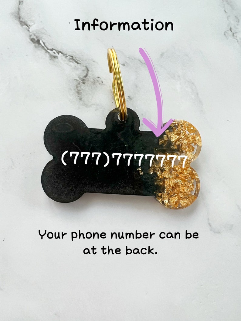 Op de afbeelding: Zwarte, botvormige hondenhanger met een gouden glitteraccent. De hanger heeft een gouden ring en het telefoonnummer (777) 777 7777 staat erop gedrukt.