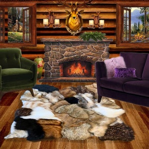 Puede incluir: Una acogedora sala de estar con una chimenea de piedra, una alfombra de piel sintética, un sillón de terciopelo verde y un sofá de terciopelo morado con almohadas. La habitación está decorada con una cabeza de ciervo montada y una estética de cabaña de madera.