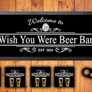 Puede incluir: Un letrero negro con el texto "Welcome to Wish You Were Beer Bar EST 2024" y dos vasos de cerveza. Incluye cuatro posavasos y un abrebotellas con texto y vasos de cerveza a juego. El fondo es una superficie de madera.