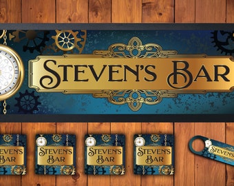 Peut inclure: Enseigne de bar sur le thème steampunk avec le texte "STEVEN'S BAR" en lettres dorées. L'image comprend une horloge, des engrenages et un fond bleu et or. Comprend des dessous de verre et un décapsuleur assortis.