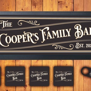 以下が含まれることがあります： 「The Cooper's Family Bar Est. 2022」と金色の文字で書かれた黒いバーの看板。看板は装飾的な金色の渦巻きで囲まれています。同じデザインのコースター4枚とボトルオープナーも含まれています。